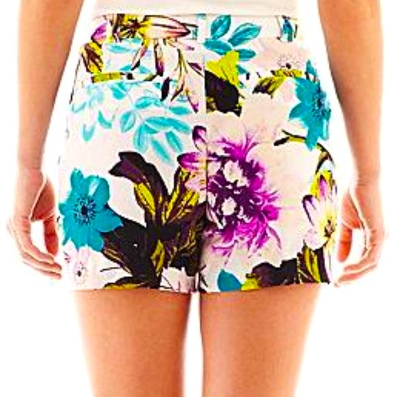 Worthington Pants - 🪷Worthington Modern Fit White Floral Print Shorts🪷